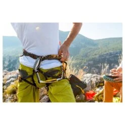Grivel Sport Chain Evo With Tau Wirelock K12L Carabiner -Climbing Wear Store Grivel Sport Chain Evo with Tau Wirelock K12L carabiner Person 2 409246