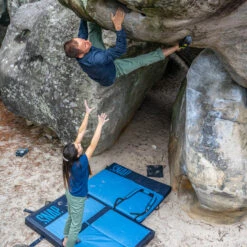 SNAP Hip Bouldering Crash Pad -Climbing Wear Store snap crash pads bounce bleu action 2