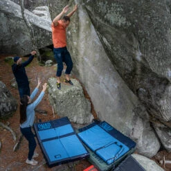 SNAP Hip Bouldering Crash Pad -Climbing Wear Store snap crash pads hip bleu action 1